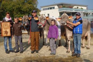 k-3Mitte Miss Malters 2018 links Rinderchampion  rechts Schneutersiegerin jngere alle Ueli und Tim Schwegler